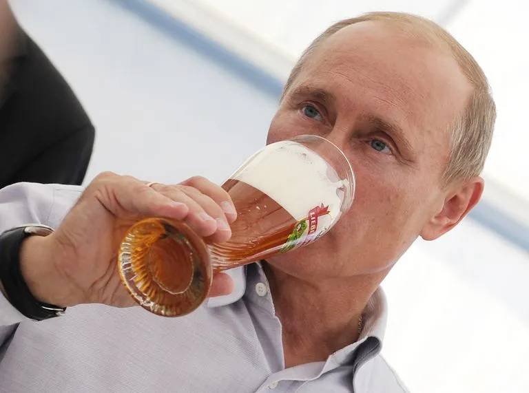 Путин пьет пиво на встрече с иностранными участниками проекта «Северный поток», Выборг, Ленинградская область, Россия, 2009 год.