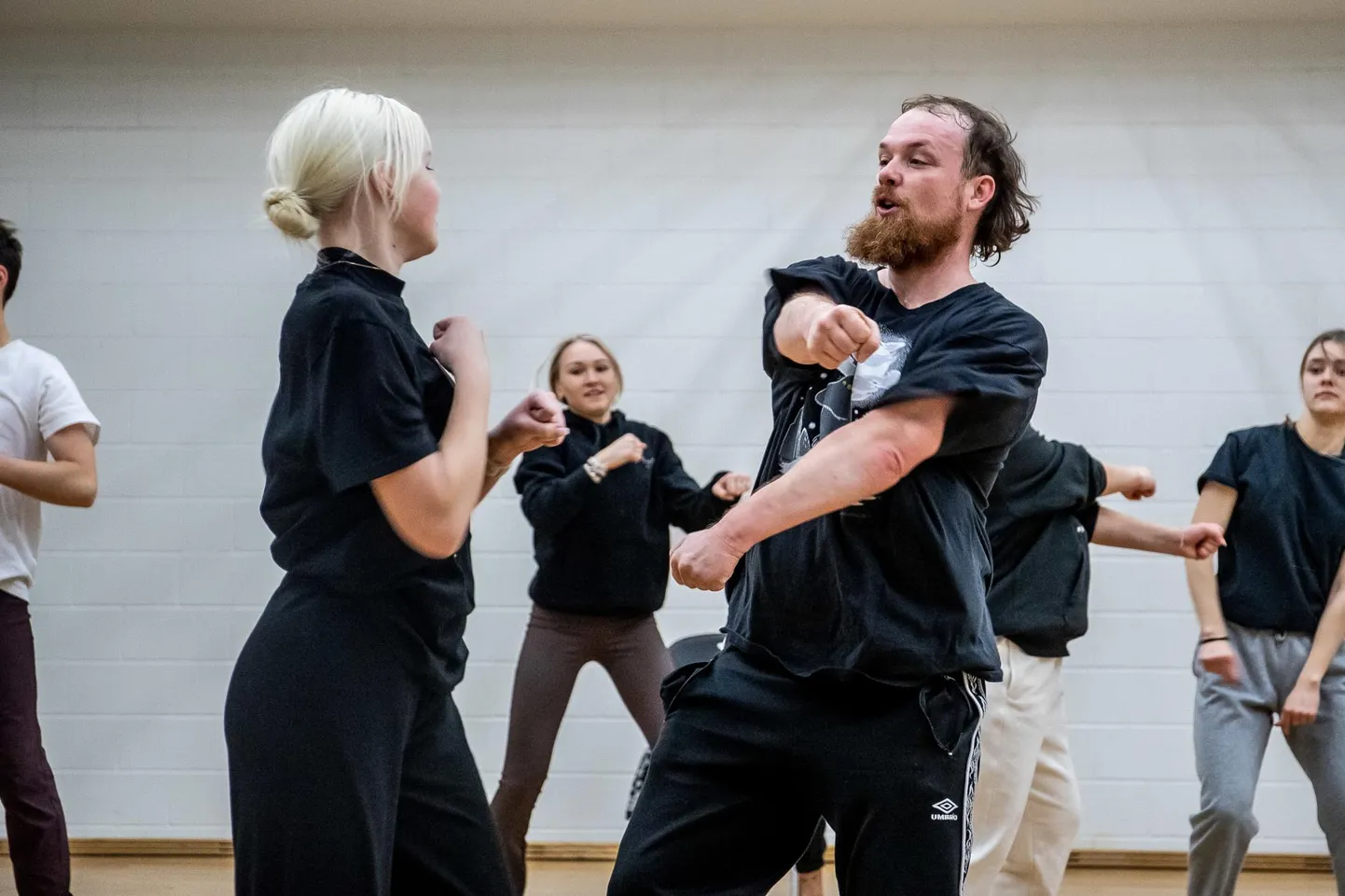 Soome-taani koreograaf Taneli Törmät (vasakul) lavastuse «Open Your Heart» proovis Sõltumatu Tantsu Laval.