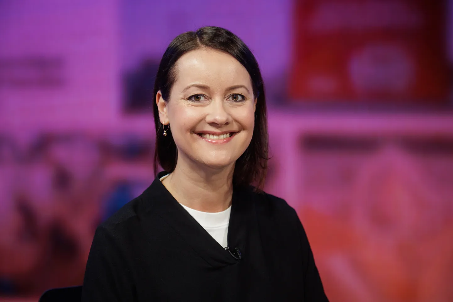 «Mis uudist?» stuudios on Helen Sildna. Saatejuhid on Tuuli Põhjakas ja Mart Normet.