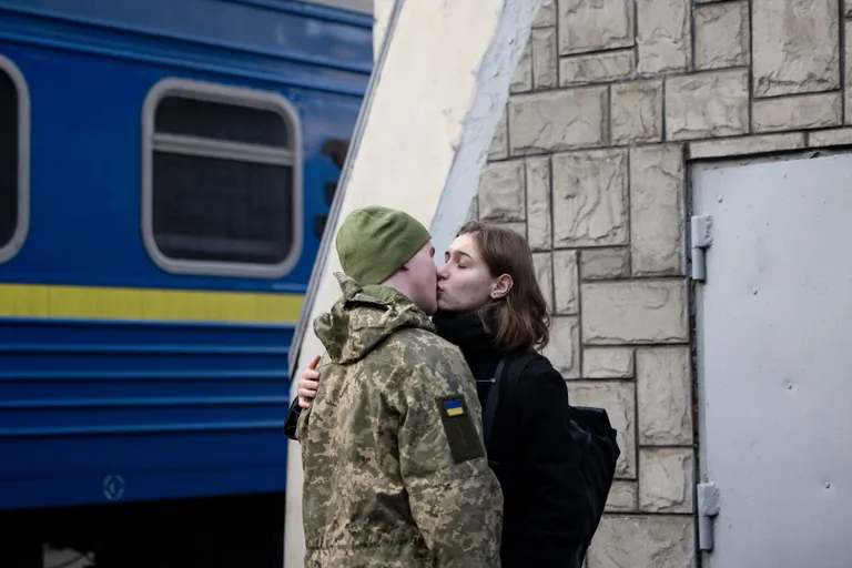  Ukraina sõjaväelane suudlemas kallimat Lvivi vaksalis 12. märtsil.