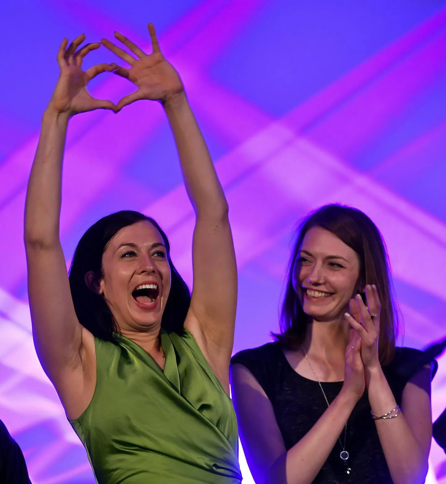 Liberaalse partei Momentum nimekirja kaks esimest kandidaati Katalin Cseh (vasakul) ja Anna Júlia Donáth olid valimispeol mõlemad võrdselt üllatunud Brüsselise pääsemisest. Veel eurovalimiste päeva hommikul oli nende unistuste stsenaarium napilt viie protsendi künnise ületamine, kuid lõpuks said nad peaaegu kümnendiku valijate hääled.