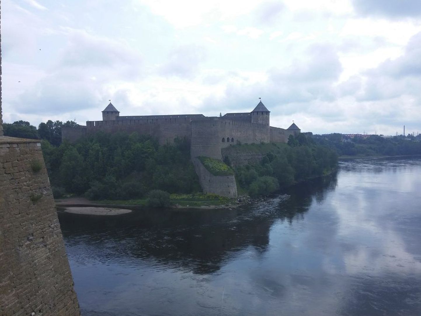 Sünge taeva taustal paistis kindlus Narva jõe idakaldal eriti kurjakuulutav.
