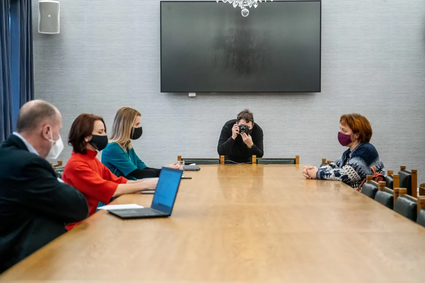 The Reform Party and Center Party decided to gradually move toward a universal Estonian school system.