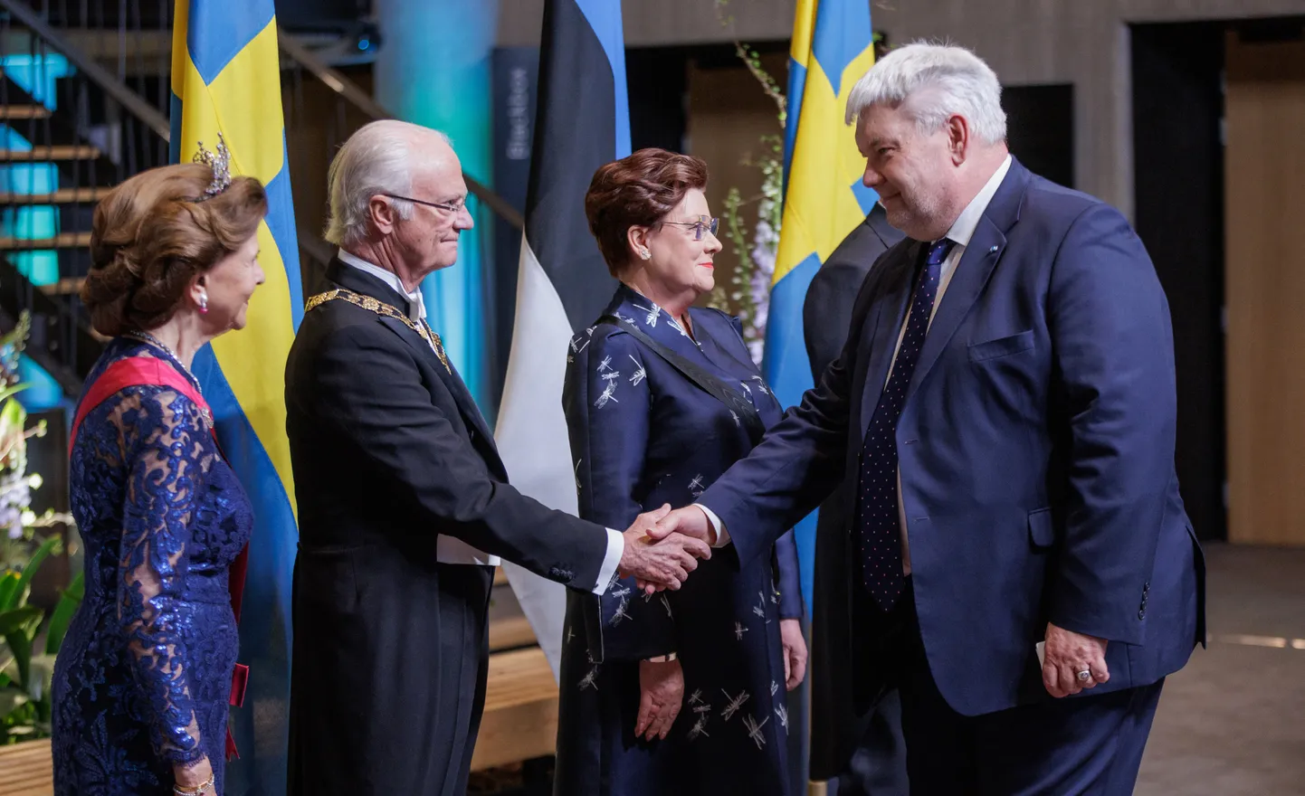 Rootsi kuningapaari visiit 2023. aastal, Viimsi Artiumis kätleb kuningapaariga Toomas Sildam.