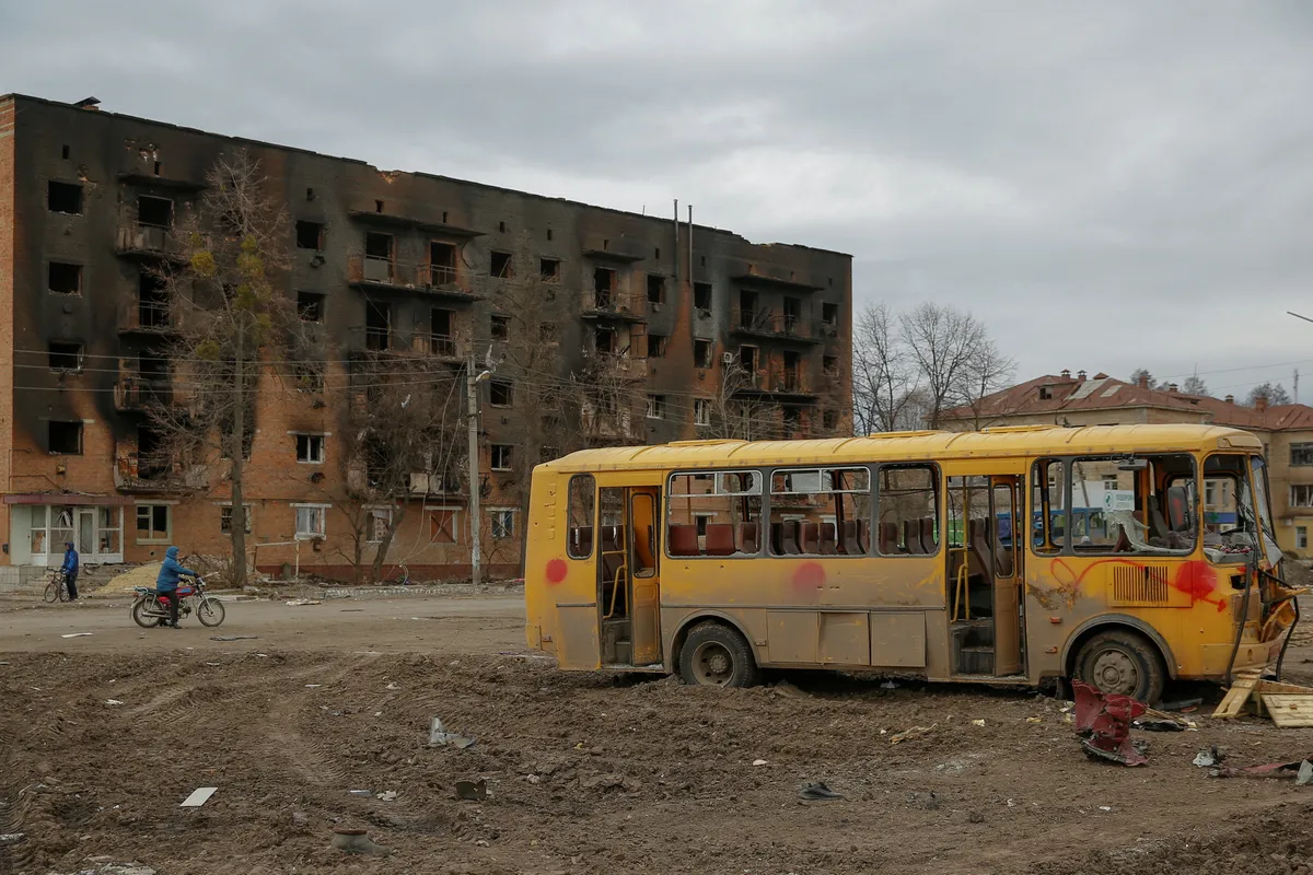 Местные жители на пострадавшей от обстрелов площади городf Тростянец Сумской области. Украина, 28 марта 2022 года. ФОТО: REUTERS/Oleg Pereverzev