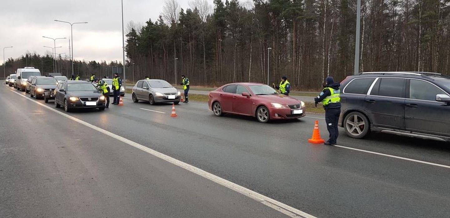 Politsei kontrollis täna Pärnus Ehitajate teel sõidukijuhtide kainust.
