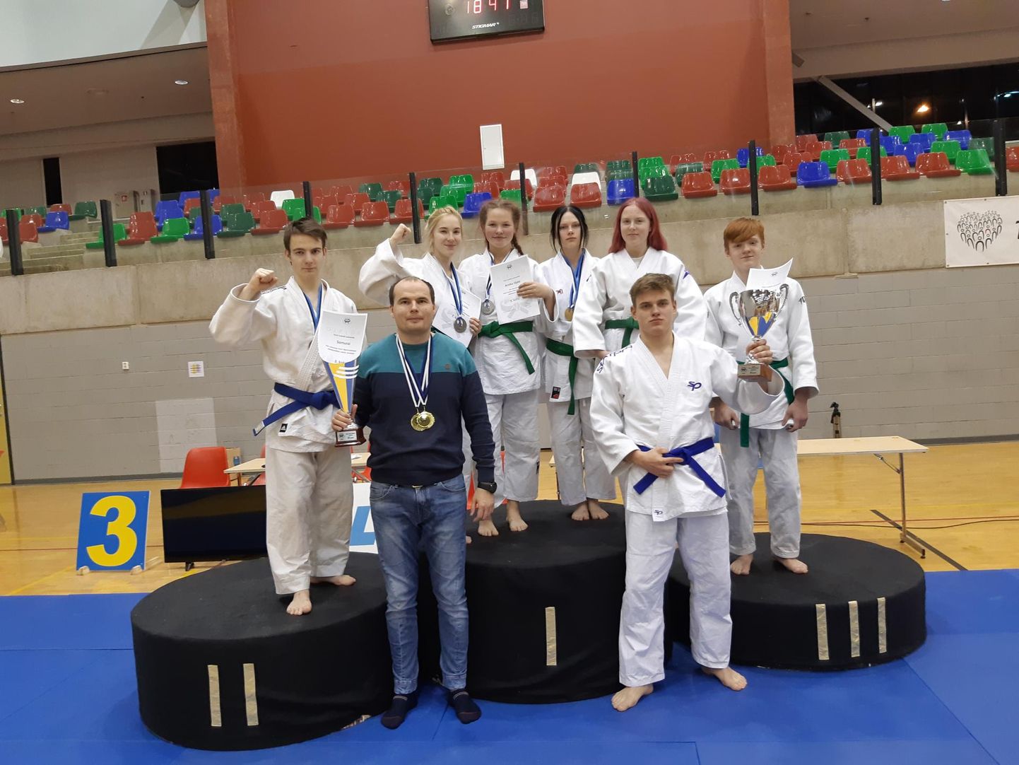 Eesti meistrivõistlustel edukalt esinenud Pärnu Samurai judoklubi sportlased treener Asko Loogaga.