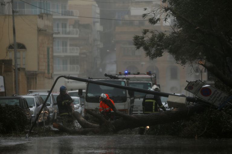 Maltat tabas võimas torm, paisates kalu tänavatele ning lõhkudes puid ja elektriliine