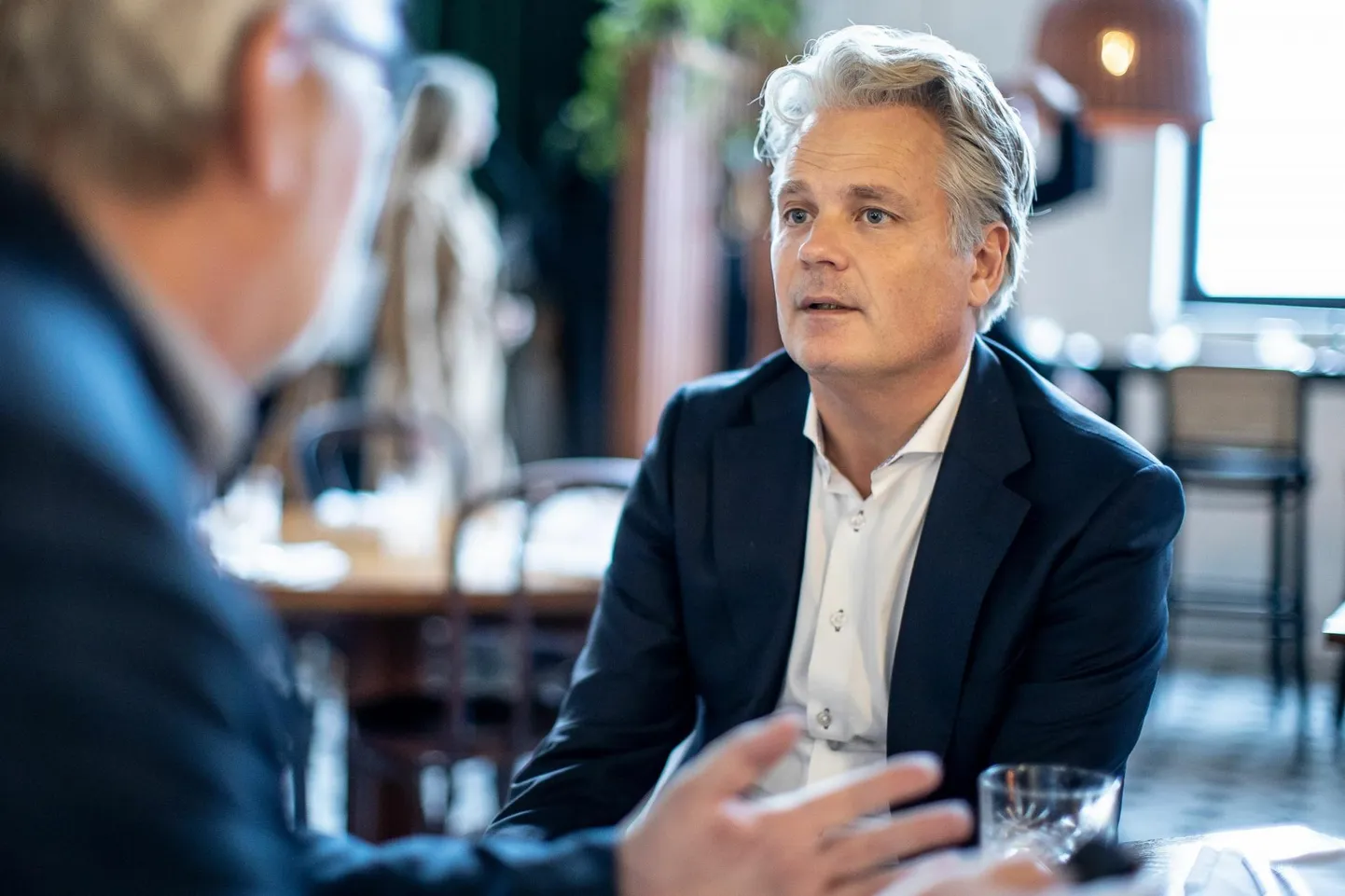 SEB Grupi peastrateeg Johan Javeus tunneb muret globaliseerumisvastaste tendentside pärast – mida rohkem on seotud USA ja Hiina majandus, seda vähem on võimalusi katastroofiliste stsenaariumide realiseerumiseks.
