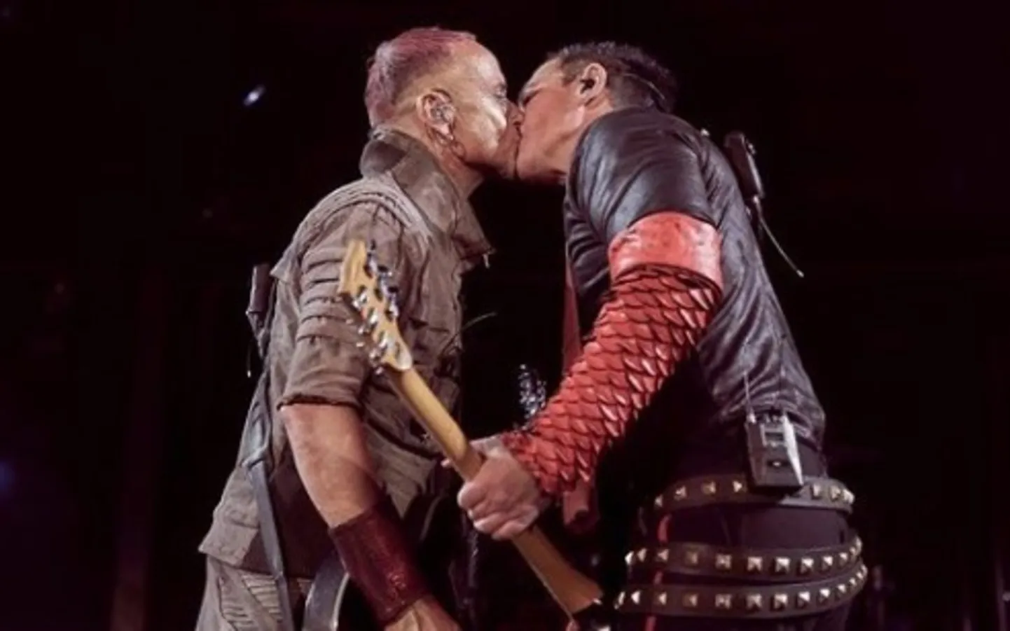 Rammstein Venemaal suudlemas.