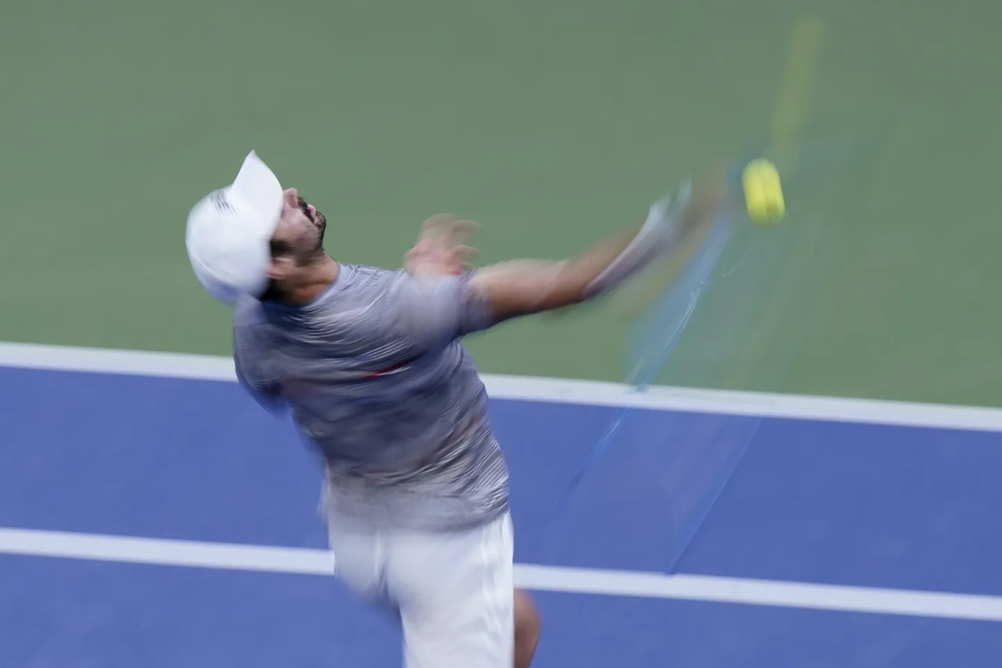 Fotol on Austraalia tennisist Jordan Thompson, kes pärast punkti kaotamist palli virutab...
