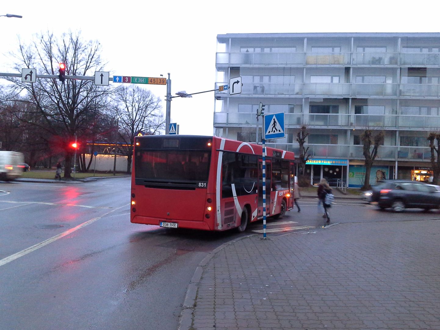Halvas kohas seisma jäänud linnaliinibuss 4. detsembri hommikul Narva mnt ja Raatuse tänava ristmikul.
