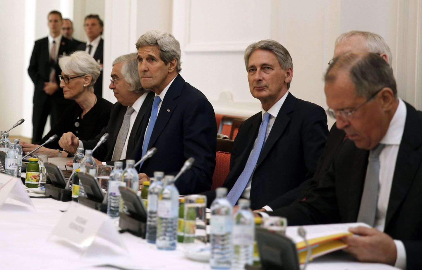 Viinis on läbirääkimistel laua taha kogunenud vasakult USA välisminister John Kerry, Briti kolleeg Philip Hammond ja lugemas Vene Sergei Lavrov