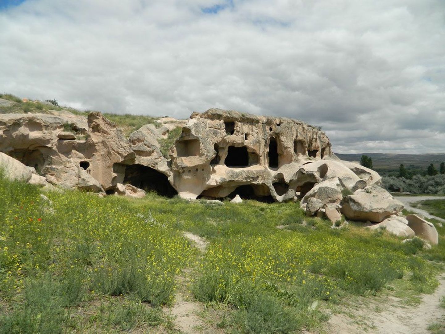 Liivakivisse õõnestatud vanu koobaskirikuid ja -kloostreid leidub Kapadookias palju, nii vabaõhumuuseumite osana kui ka igasuguste viitadeta teede ääres.