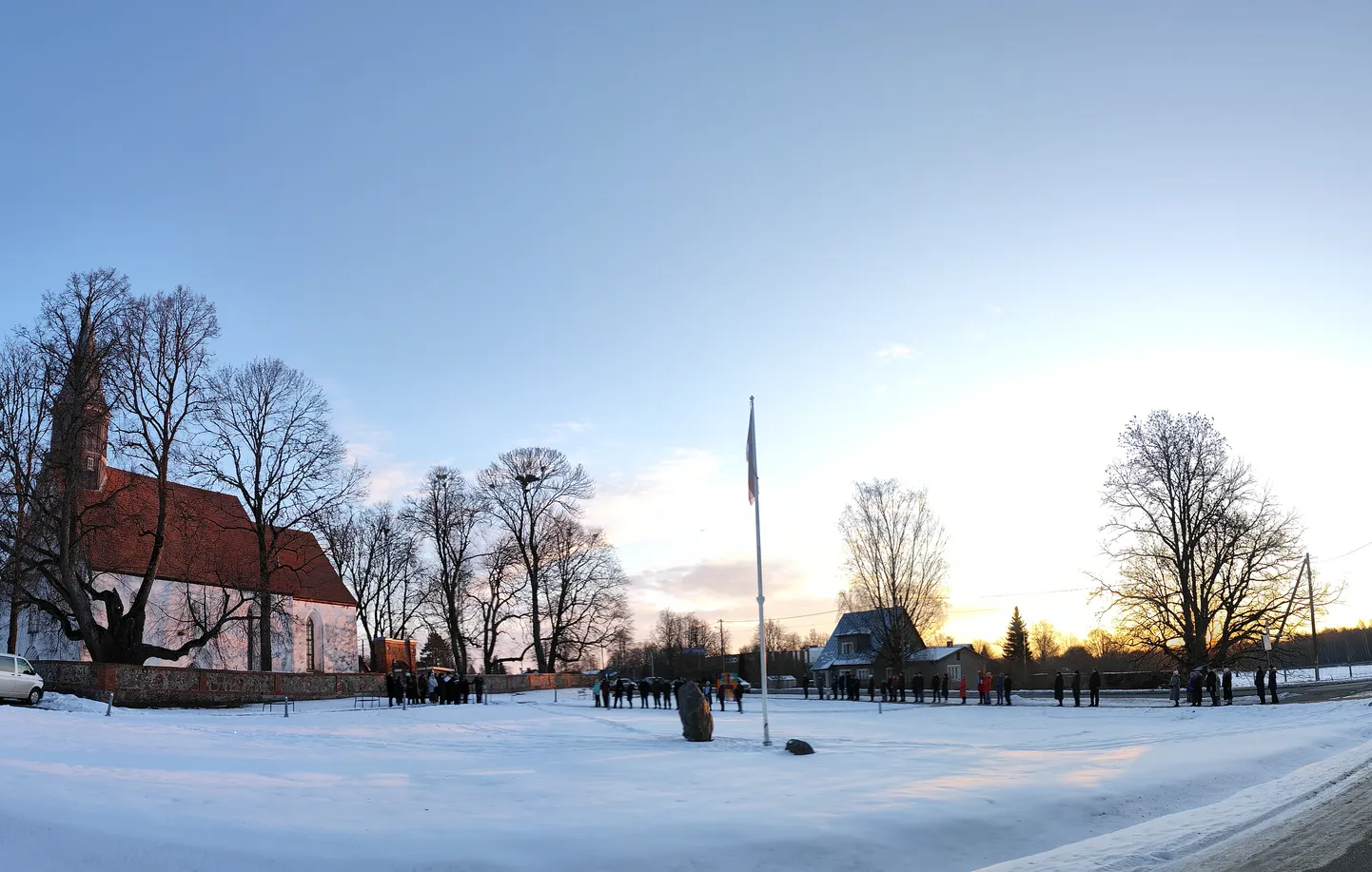Varasest hommikutunnist hoolimata oli Nõo lipuplatsile kogunenud mitukümmend inimest.