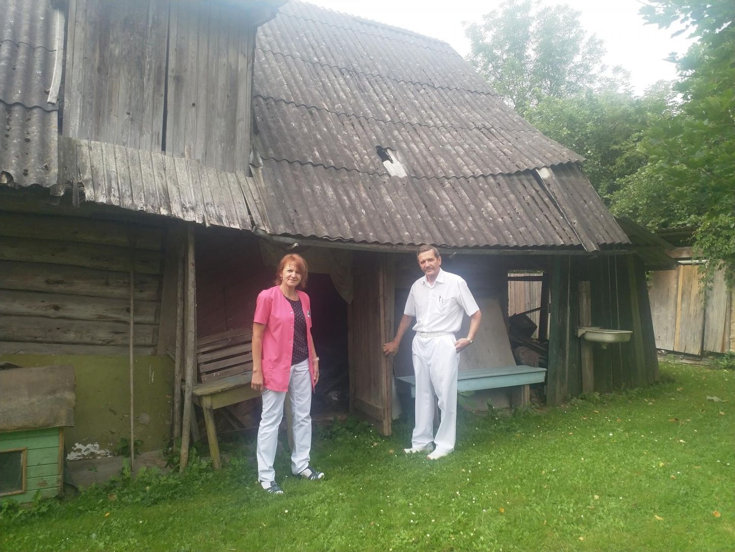 ASi Räpina Haigla juhatuse liikmed õendusjuht Taimi Randma ja kirurg Stepan Sahnjuk lammutamisele mineva maja juures.
Peeter Sibul