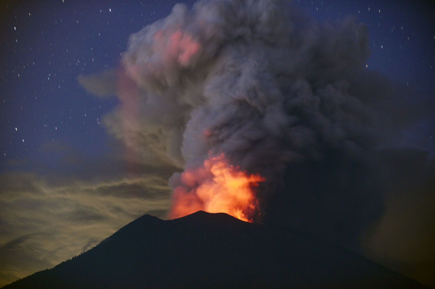 Indoneesias Bali saarel asuv Agungi vulkaan näitab oma võimu.
