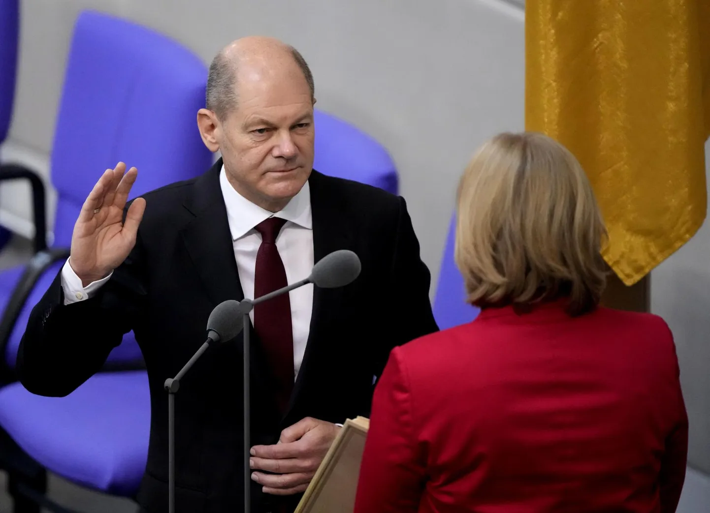Saksamaa äsja ametisse valitud kantsler Olaf Scholz andmas eile ametivannet liidupäeva spiikri Bärbel Basi ees.