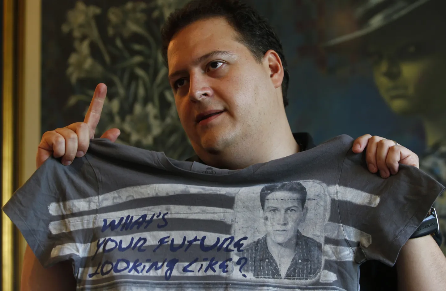 Sebastian Marroquin näitasmas T- särki, millel on ta isa Pablo Escobari pilt