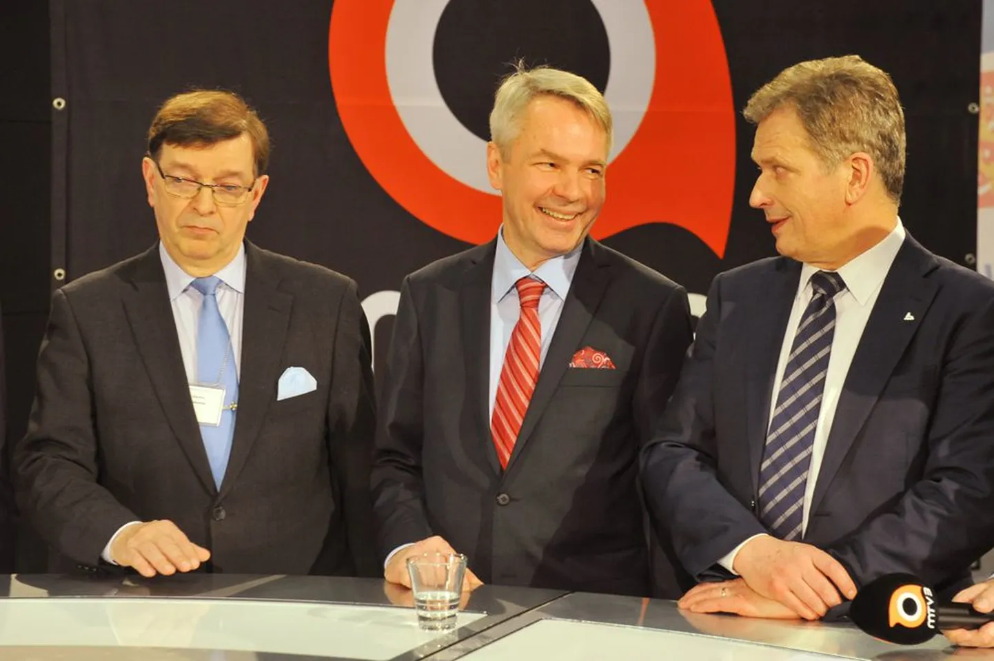Valimisõhtu Helsingi Muusikamajas. Napilt teisest voorust välja jäänud Paavo Väyryneni (vasakult) kõrval seisavad Pekka Haavisto ja Sauli Niinistö. Vaatlejaid huvitab, kuidas valijate hääled nüüd, mil kuus kandidaati on mängust väljas, ümber jagunevad.