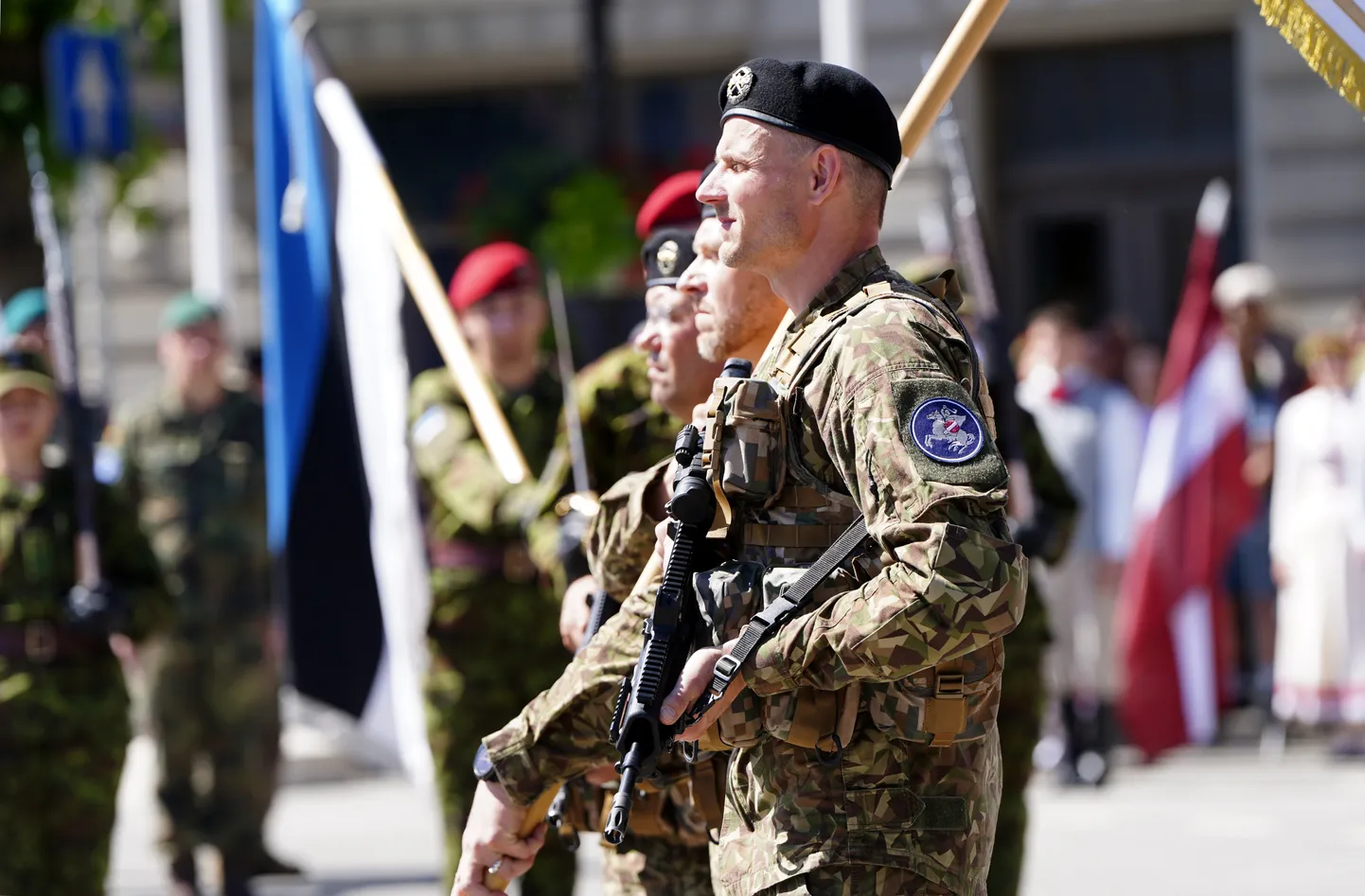 Atzīmējot Cēsu kauju 105.gadadienu, norisinās Nacionālo bruņoto spēku militārā parāde Vienības laukumā.