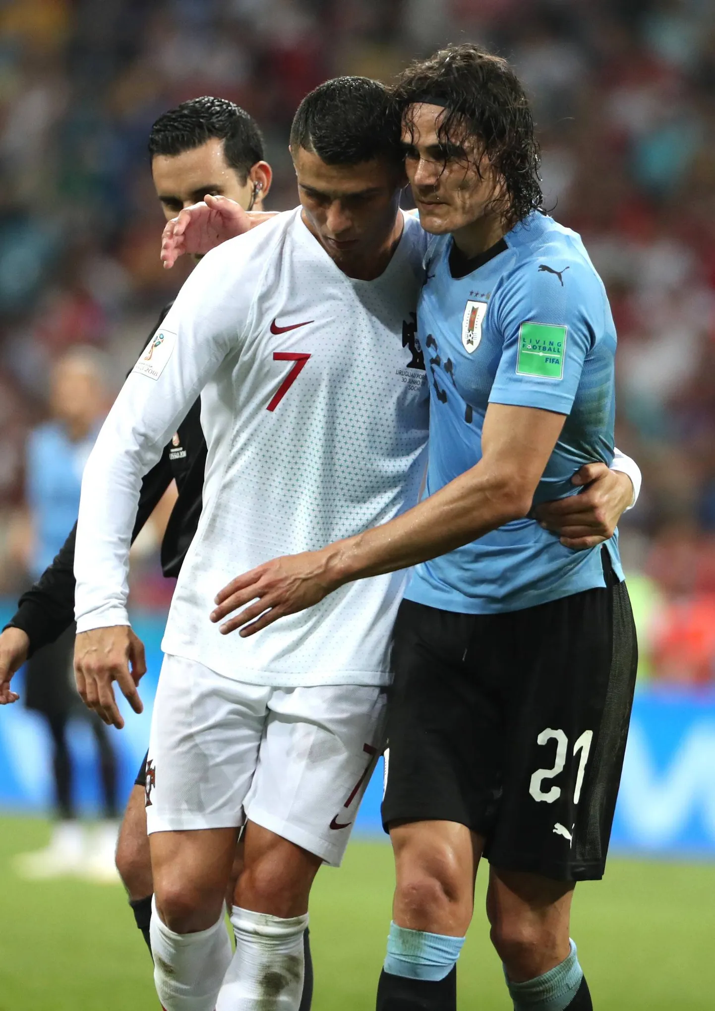 Cristiano Ronaldo aitab vigastatud Edinson Cavani väljaku kõrvale