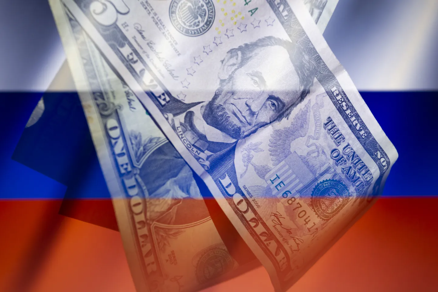 Dollarid Vene lipu taustal. Foto on illustratiivne.