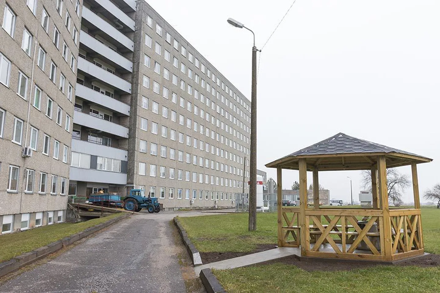 Haigla on suitsetajate tarbeks rajanud tagaukse juurde paviljoni.