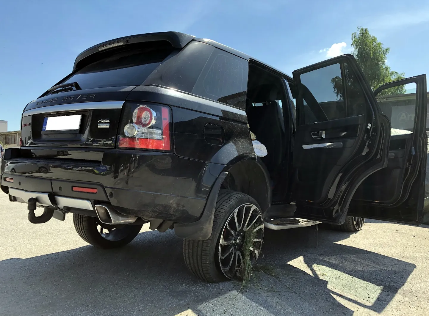 Угнанный Range Rover.