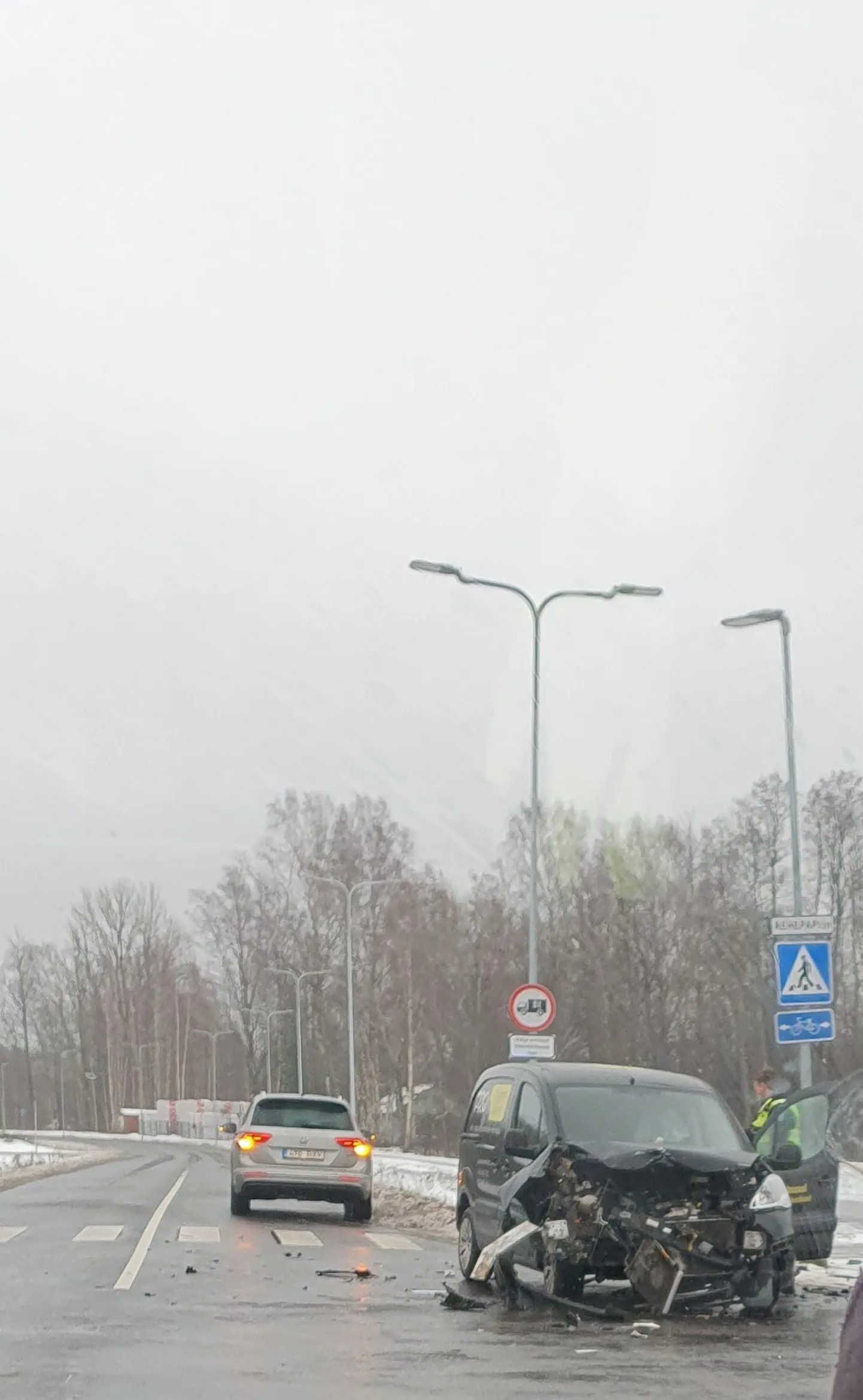 Pärnus Härma ja Rehepapi tänava ristmikul põrkasid kokku sõiduautod Toyota ja Citroën.