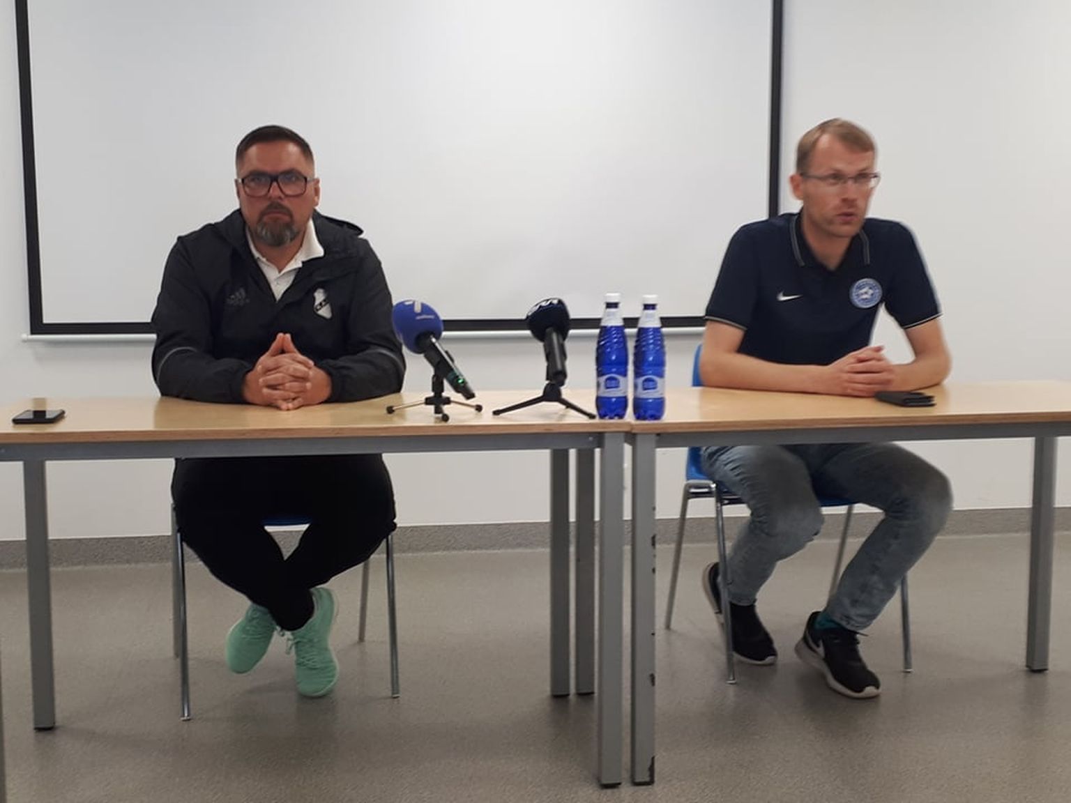 Nõmme Kalju president Kuno Tehva (vasakul) ja Eesti Jalgpalli Liidu meediajuht Mihkel Uiboleht.
