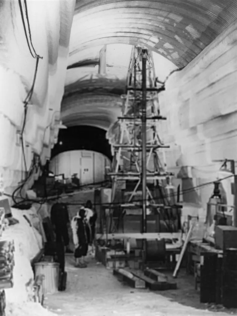 1966. aastast pärit NASA pildil uurisid teadlased Gröönimaa jääd. Nad avastasid ootamatult jääaluse rajatise Camp Century. See USA külma sõja aegne salajane baas oli nii varjatud, et keegi ei teadnud selle olemasolust midagi. 1959. aastal rajatud tunnelid hüljati 1960ndatel.