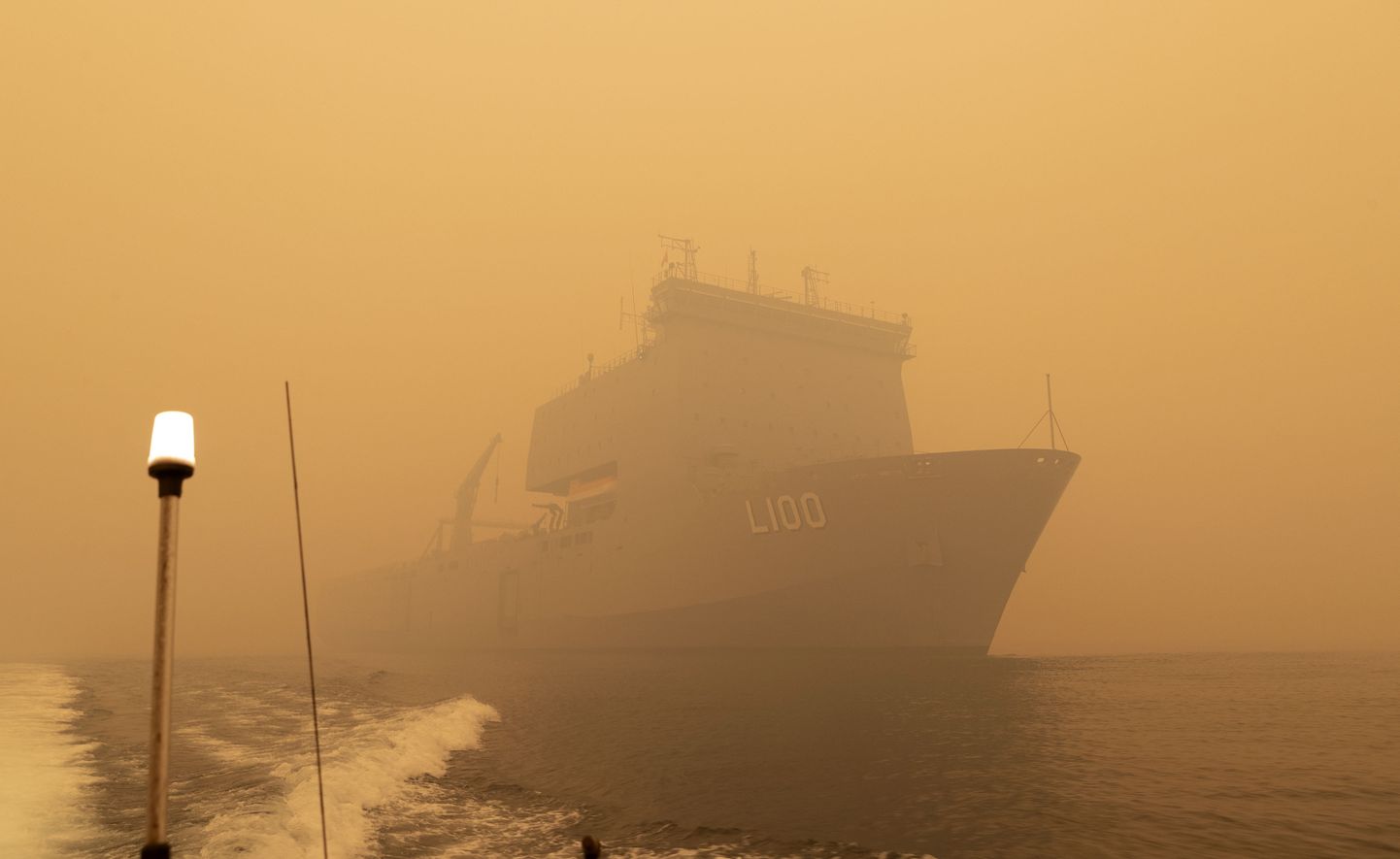 HMAS Choules keset põlengusuitsu Mallacoota rannikul.