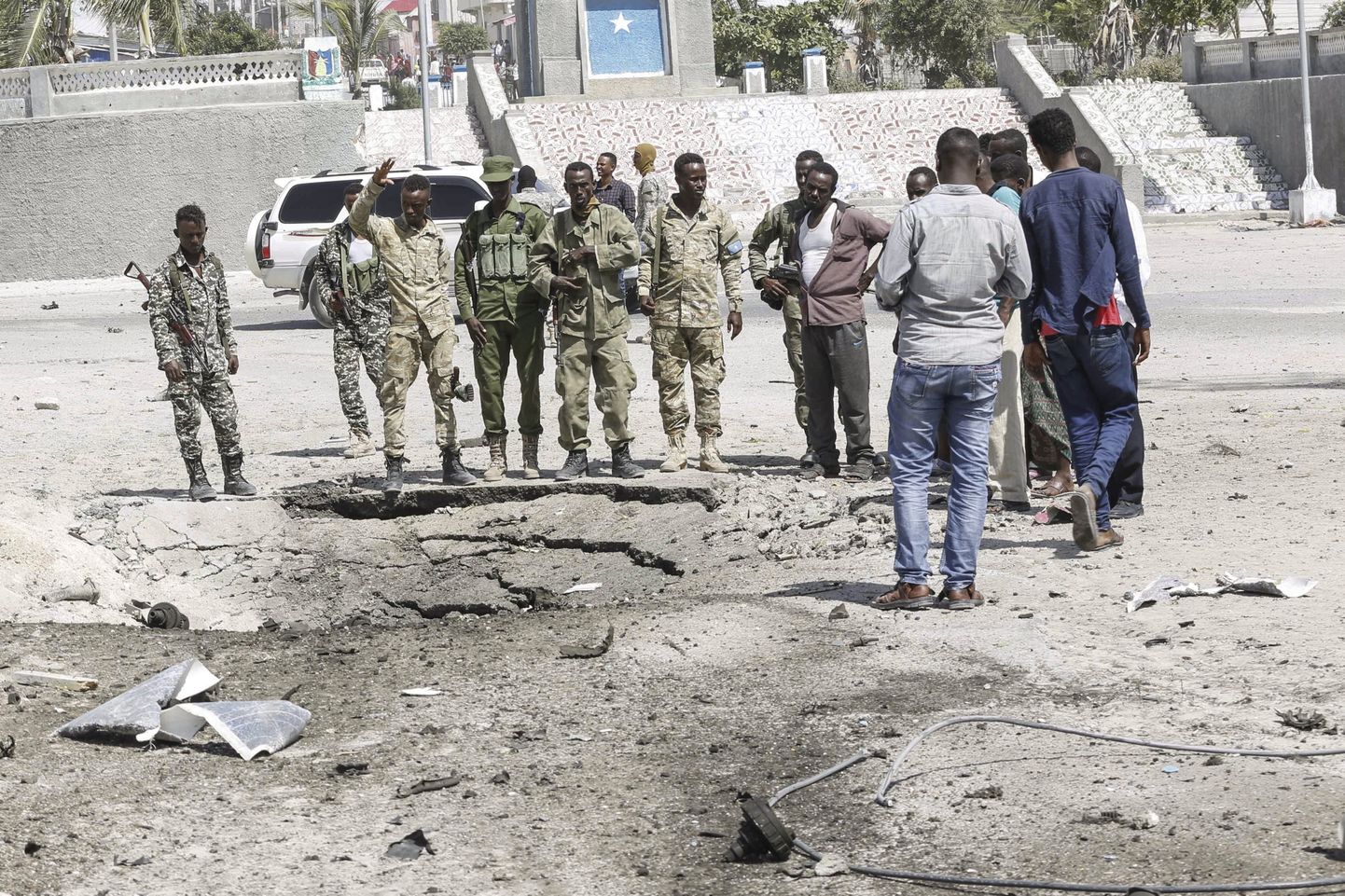 Somaalia julgeolekutöötrajad rünnakupaigas Muqdishos.
