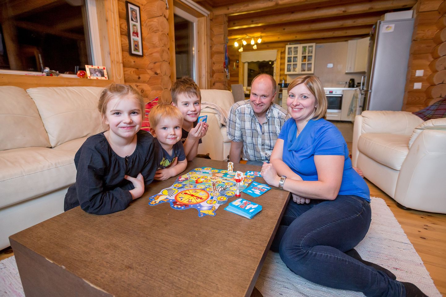 Perekond Välk mängib meelsasti arendavaid lauamänge: isa Meelis, ema Kaisa, vanem poeg Renno (9), tütar Mirjam (7) ja pesamuna Risto (3).