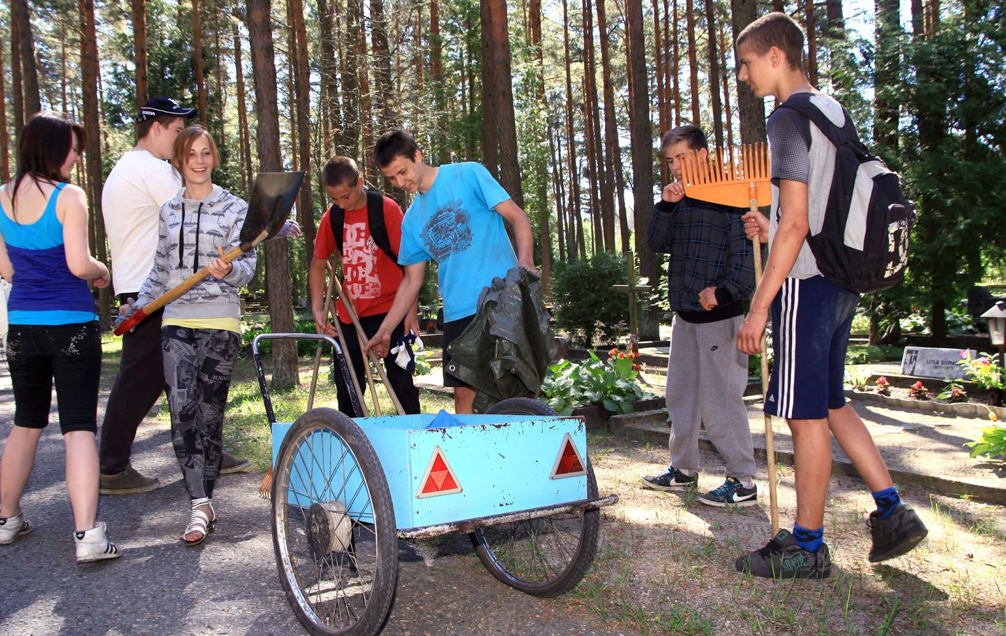 Õpilasmaleva noored Pärnu Metsakalmistut koristamas.