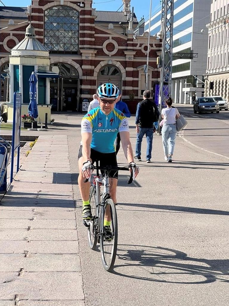 André Küüsvek eelistab igapäevasõitudel jalgratast. Sealjuures valib ta mitte kõige lühema, vaid turvalisima tee, kus saab kõige kiiremini sõita.