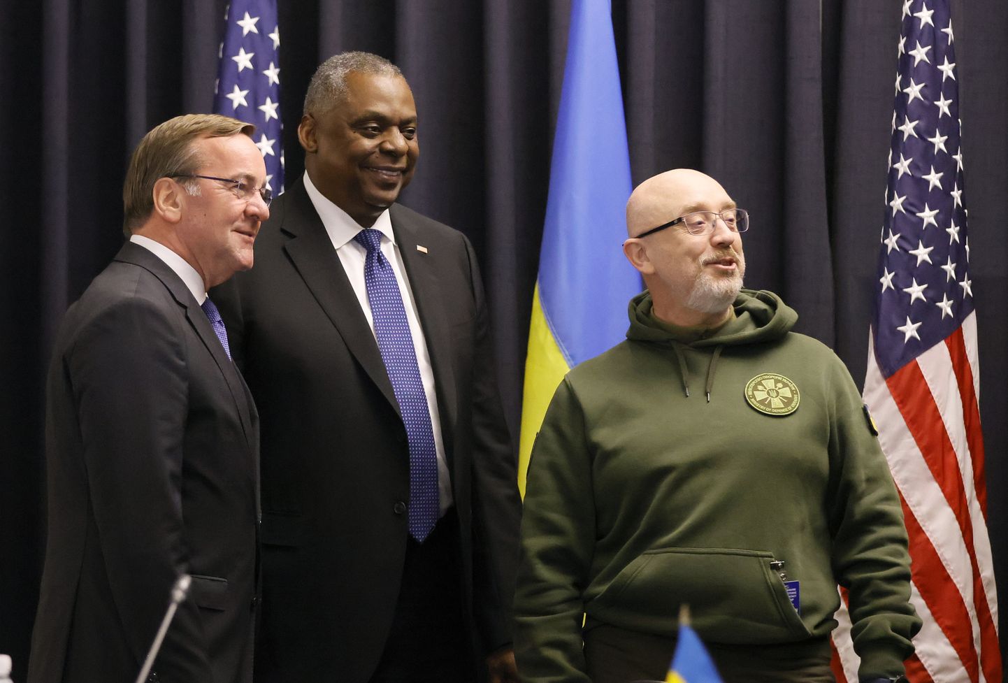 Uus Saksa kaitseminister Boris Pistorius koos oma USA kolleegi Lloyd Austini ja Ukraina ametivenna Oleksi Reznikoviga Ramsteini kohtumisel.