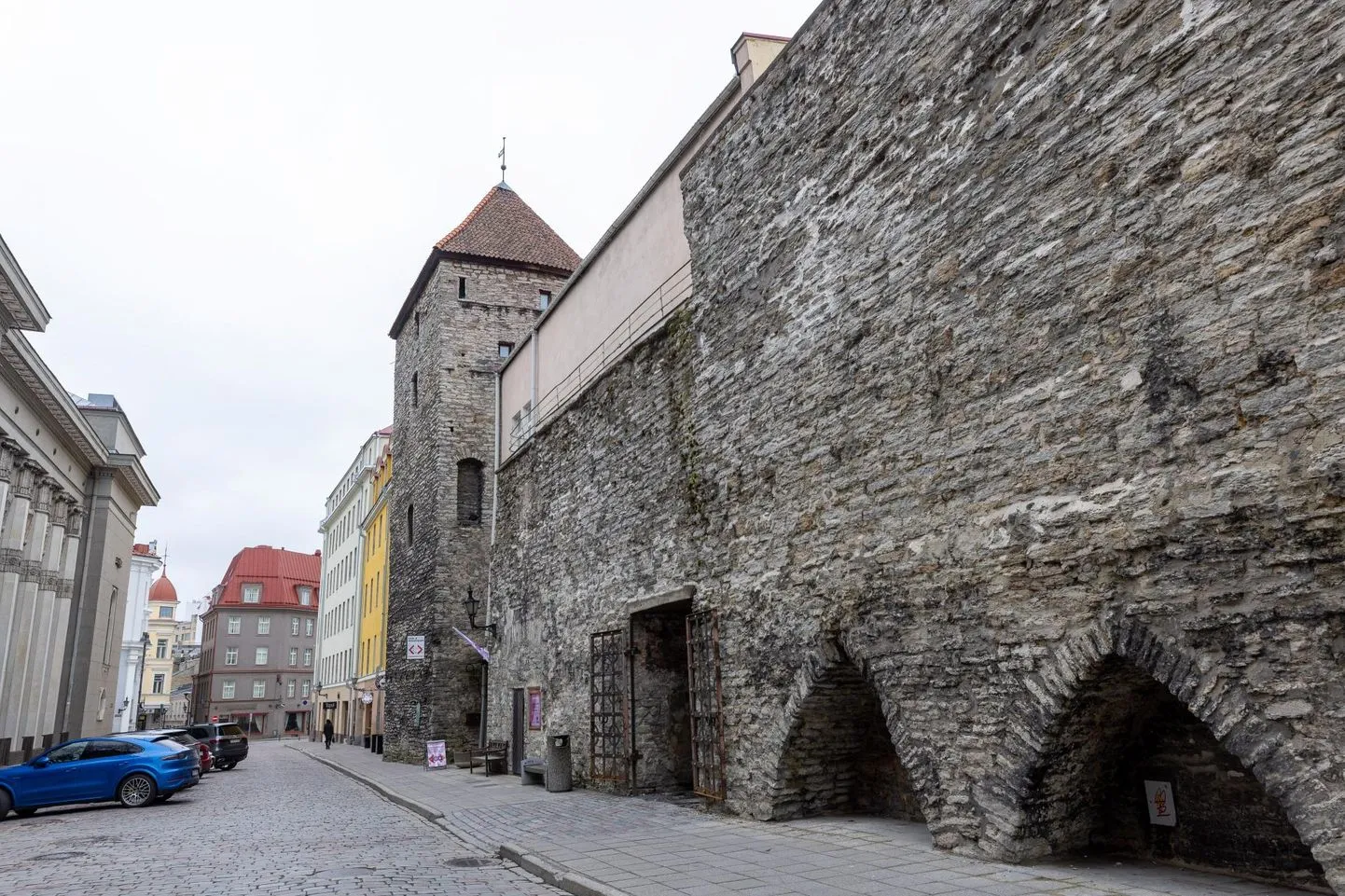 В XIV веке заключенный в каменных стенах город начали расширять. С южной стороны были установлены ворота Харью и Карья, а на стене между ними была возведена башня, которая нам известна как «Ассауве».