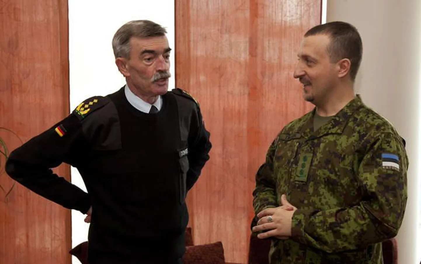 NATO Brunssumi ühendväejuhatuse ülema kindral Hans-Lothar Domröse (vasakul)