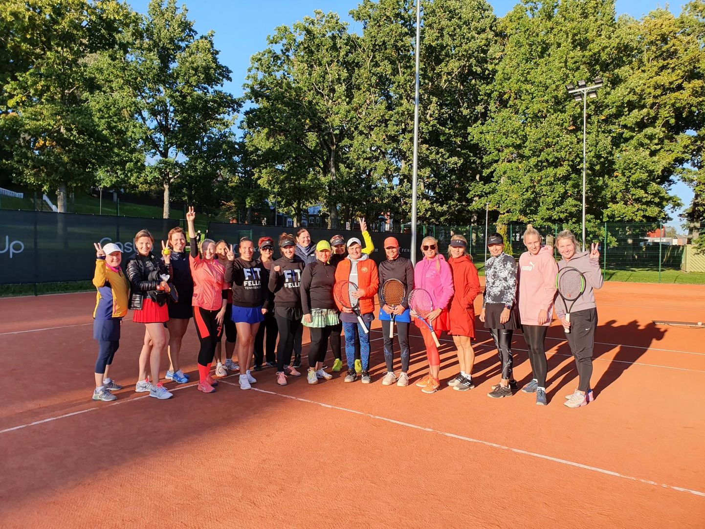 Turniiril võõrustaja rollis esinenud Viljandi tenniseklubi Fellin lõbus naiskond.