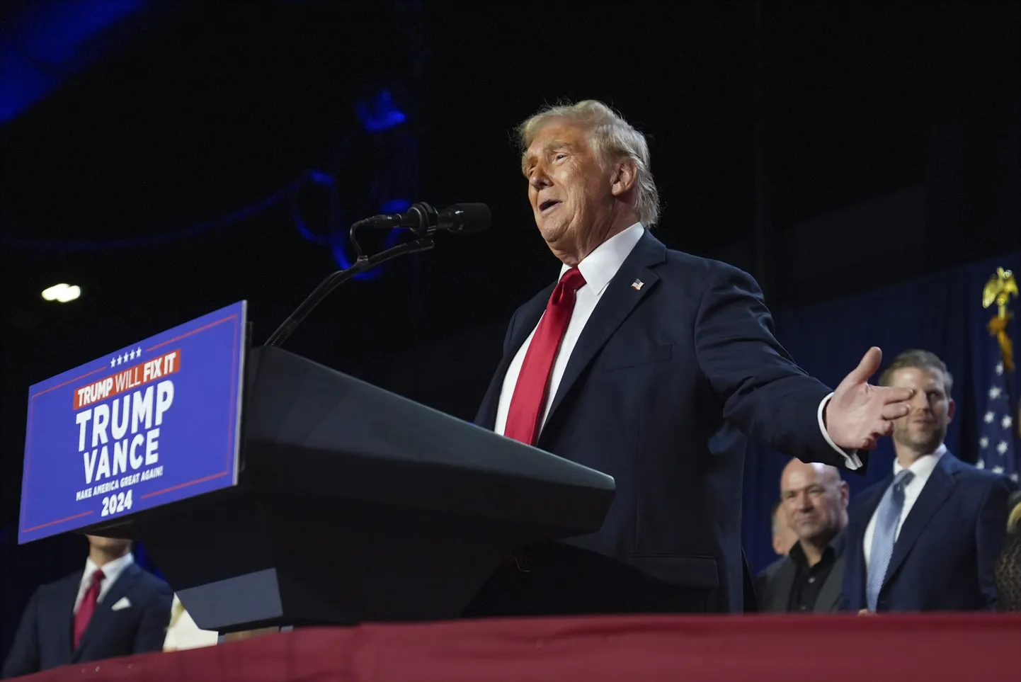 USA vabariiklaste presidendikandidaat Donald Trump teatas 6. novembril 2024 Floridas Palm Beachil, et ta võitis valimised. Ametlikult tuleb see veel kinnitada. Foto- ja meigiekspertide sõnul kasutab Trump toonivat kreemi või puudrit, sellele viitab ta jume.