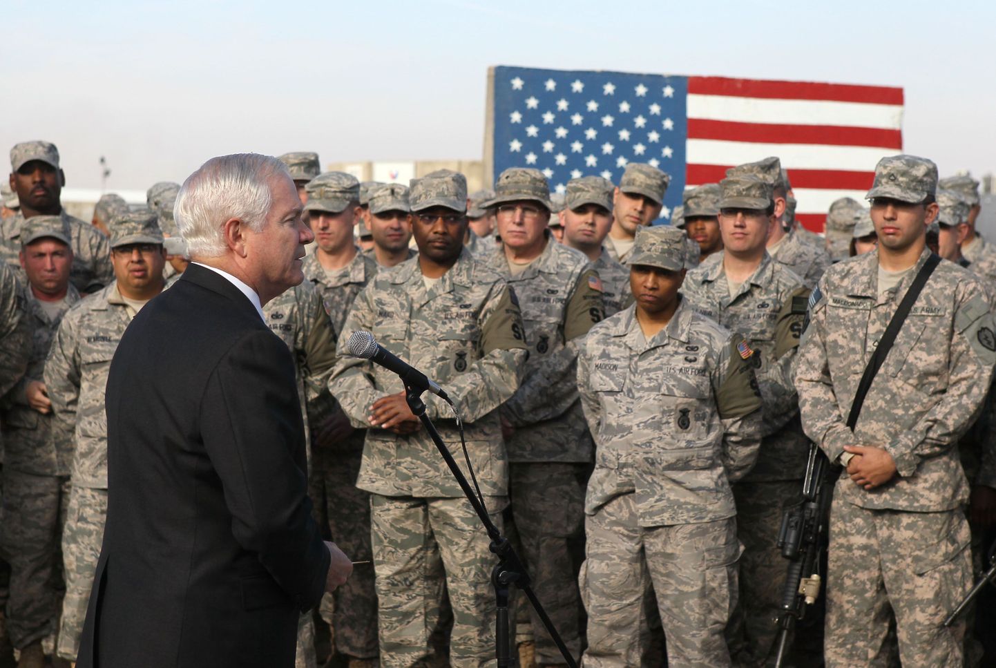 USA kaitseminister Robert Gates Põhja-Iraagis Kirkukis sõjaväelastega.