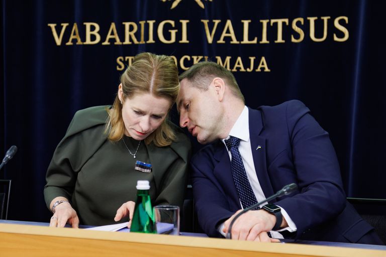 Премьер-министр Эстонии Кая Каллас и министр обороны Эстонии Ханно Певкур в 2023 году на совместной пресс-конференции в Таллинне.