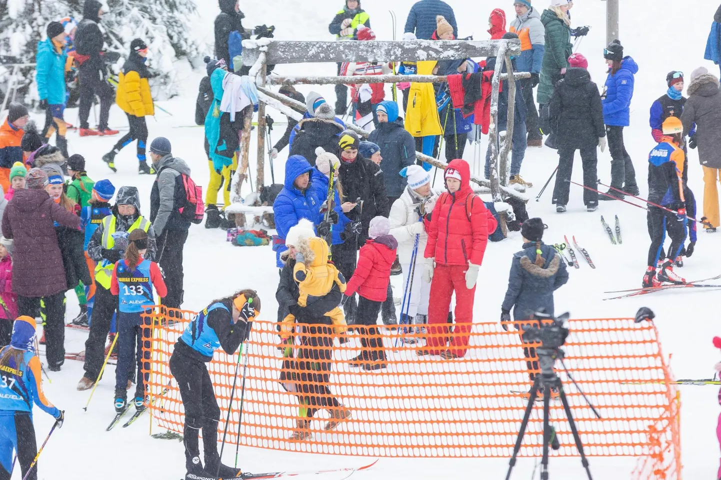 Valgehobusemäe suusa- ja puhkekeskuses peetud Alexela noortesarja teisest osavõistlusest võttis osa ligi 400 suusatajat.