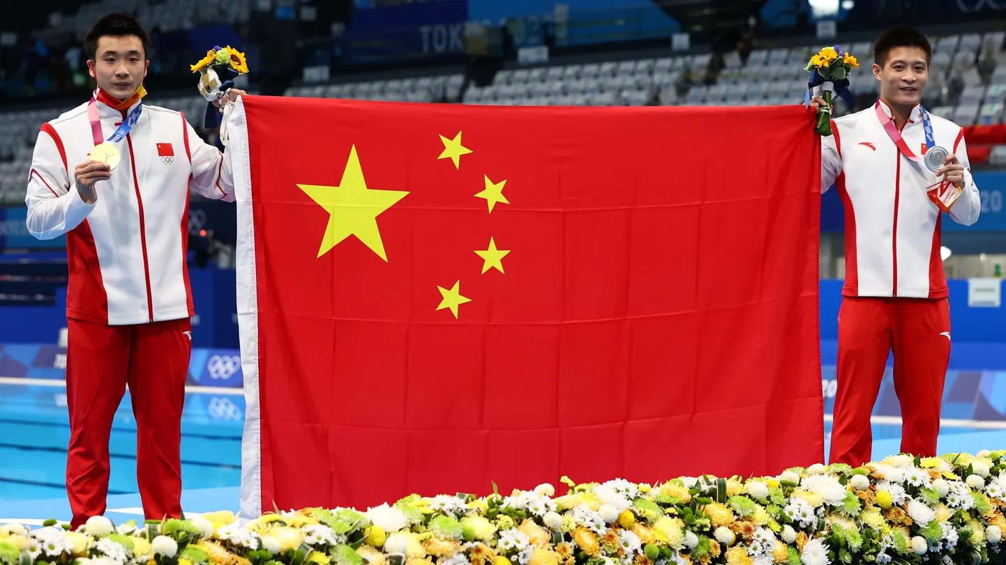 Hiina vettehüppajad Cao Yuan (vasakul) ja Yang Jian tähistamas kuld- ja hõbemedalit.