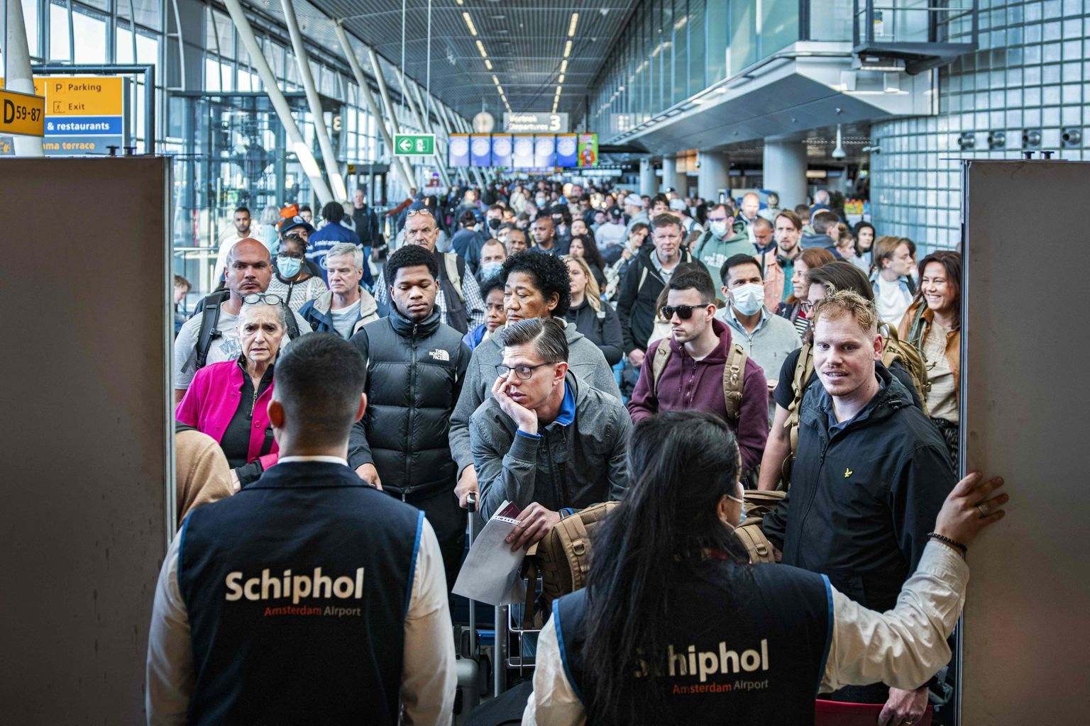 Reisijad Amsterdami Schipholi lennujaamas 24. aprillil 2022 KLM Royal Dutch Airlinesi pagasikäitlejate äkkstreigi kiiluvees.