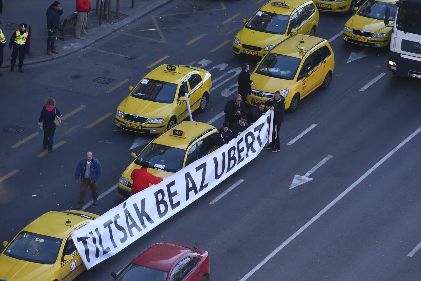 Taksojuhtide meeleavaldus täna Budapestis.