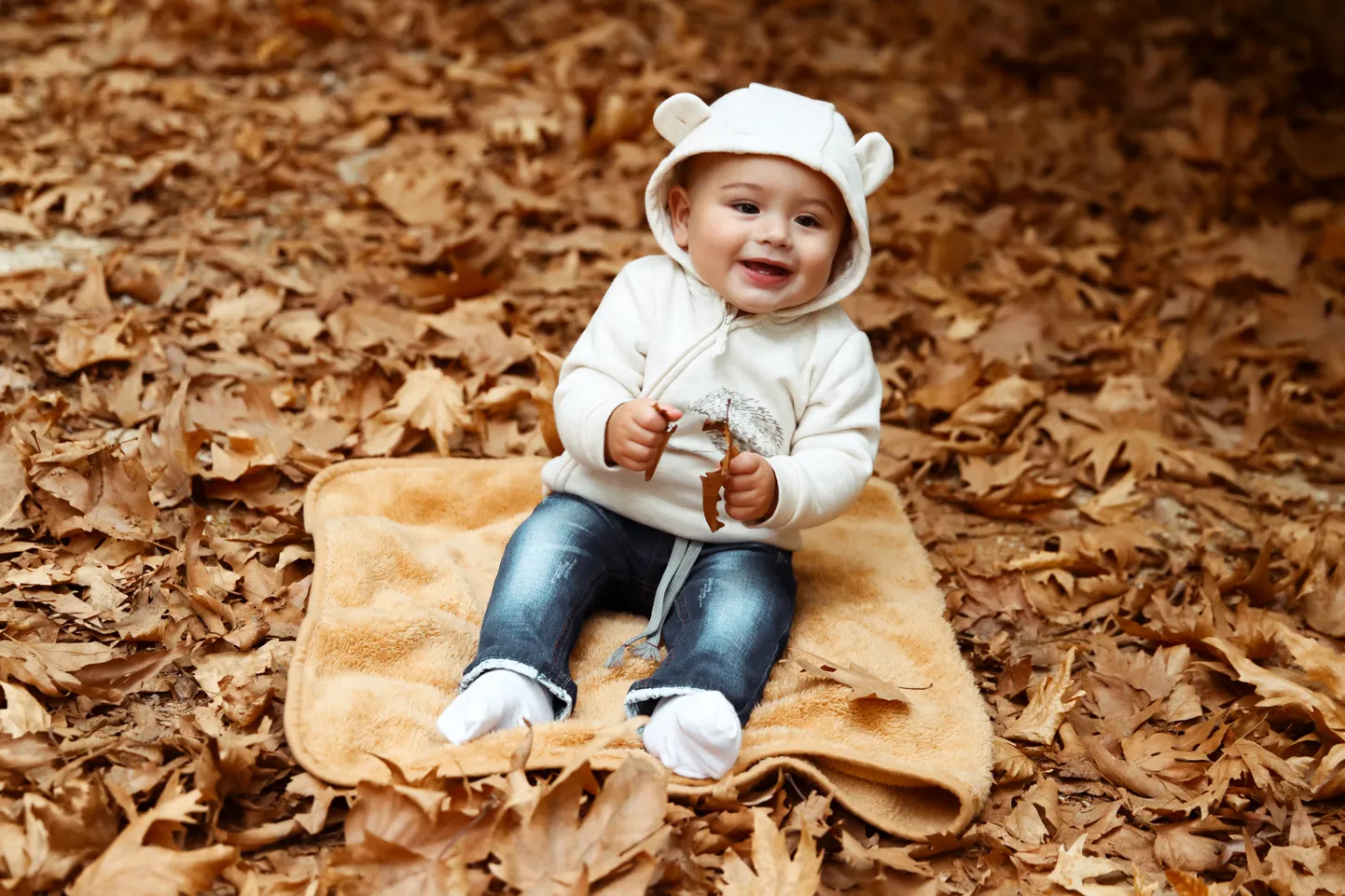 Ребенок в осеннем парке. Иллюстративное фото