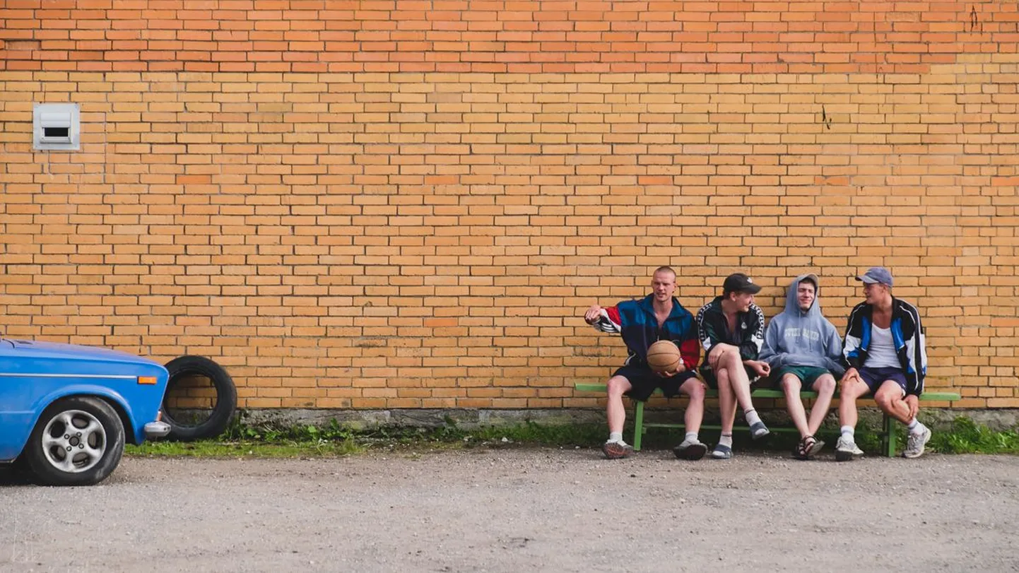 Seda stseeni filmiti Hummuli poe juures. Pilt iseloomustab suurepäraselt, millega toonased maanoored päevade viisi tegelesid. Õigupoolest olid need päevad sama tühjad nagu see pilt.
